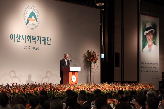 26일 서울 삼성동 그랜드 인터컨티넨탈 호텔에서 열린 아산사회복지재단 창립 40주년 기념행사에서 정몽준 이사장이 기념사를 하고 있다. 아산재단 제공